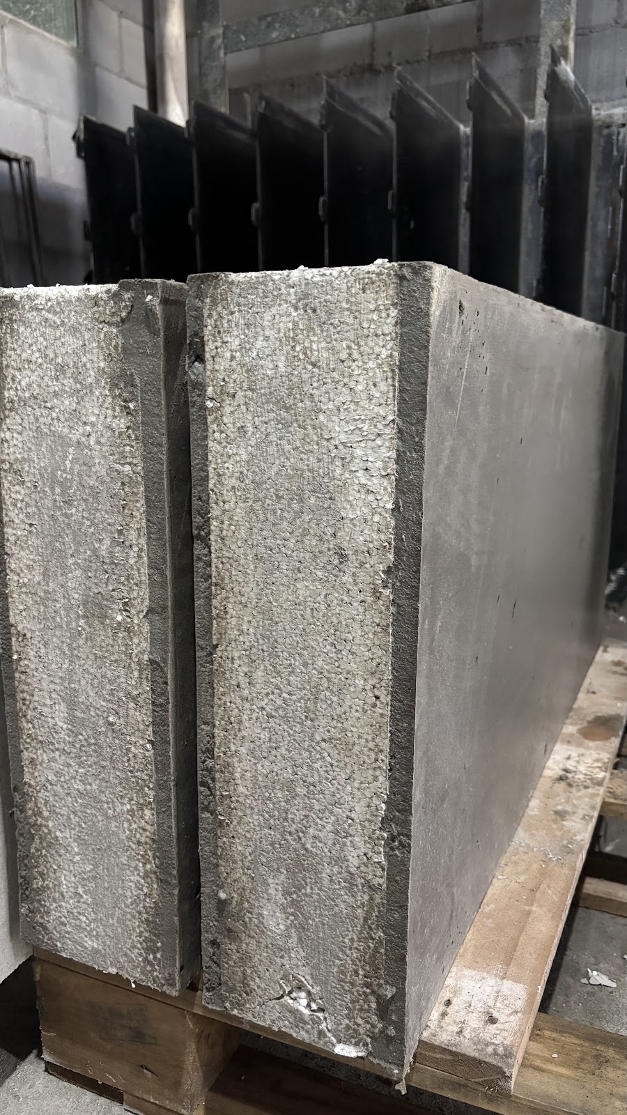 Placa BLOTEC em detalhe, concreto liso